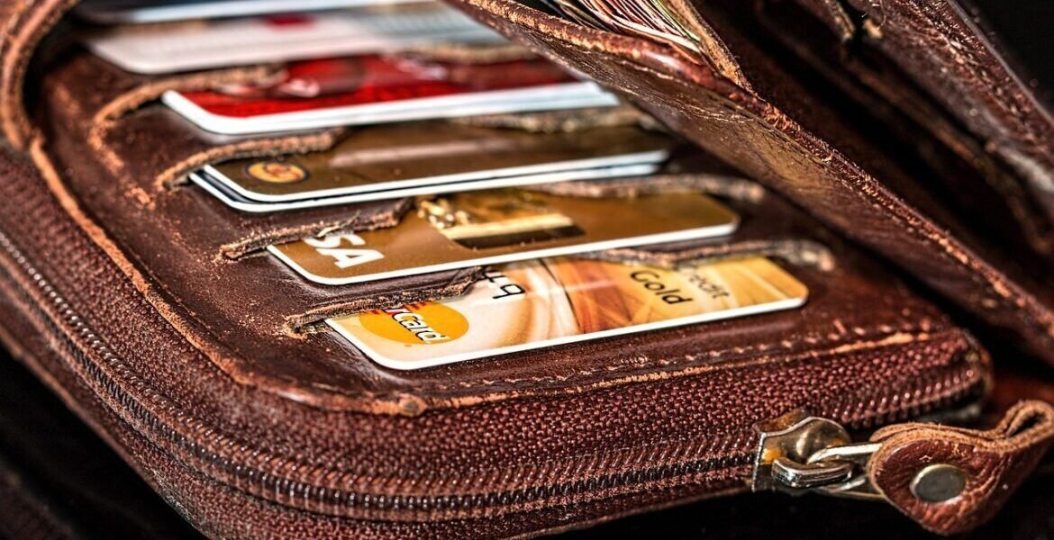 ترامب يقترح سقفًا للفائدة على بطاقات الائتمان بنسبة 10%.. والخبراء يحذرون