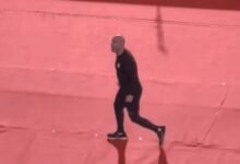 حركة حسام حسن للجمهور المغربي بعد هدف صلاح في شباك بنين تثير ضجة واسعة ()