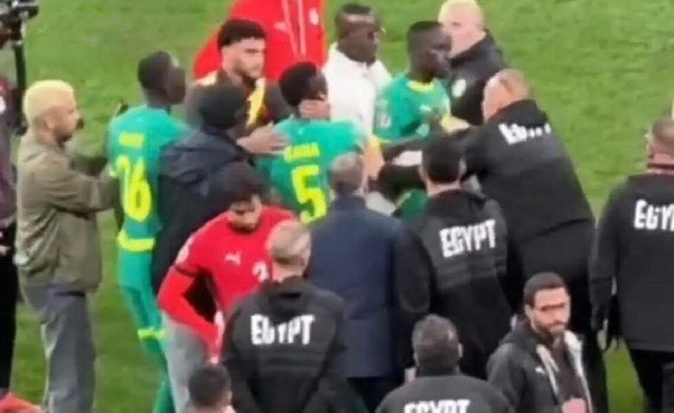 شاهد.. اشتباك بين الجهازين الفنيين لمنتخبي مصر والسنغال () - صورة مميزة صورة مميزة: شاهد.. اشتباك بين الجهازين الفنيين لمنتخبي مصر والسنغال ()