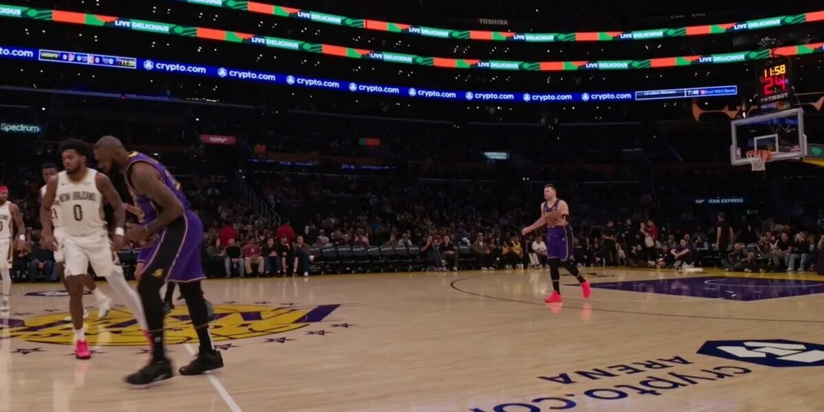 كيف تبدو مشاهدة إحدى مباريات الدوري الأمريكي لكرة السلة للمحترفين (NBA) على أرض الملعب في Apple Vision Pro