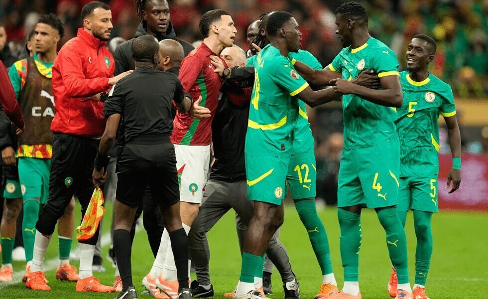 وفقا للوائح الكاف.. السنغال خرقت قانونا كان يستوجب إعلان خسارتها تلقائيا - صورة مميزة صورة مميزة: وفقا للوائح الكاف.. السنغال خرقت قانونا كان يستوجب إعلان خسارتها تلقائيا